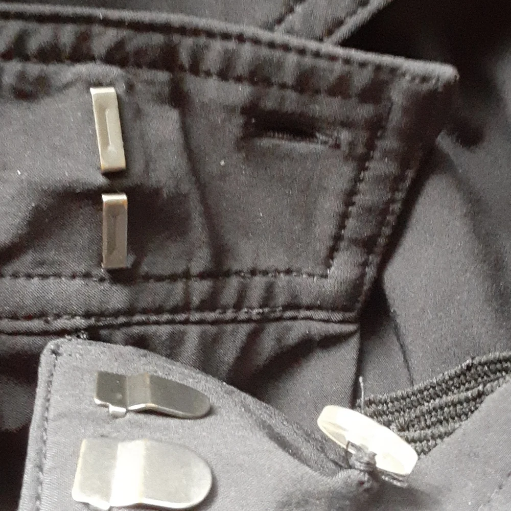 Athleta sz 14 shorts with silver closure and zipper mesh lined pockets - Picture 7 of 8